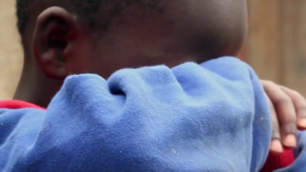 Seorang Gadis Kecil Meneteskan Air Mata — Stok Video
