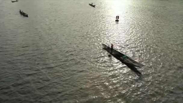 Barco Río Los Niños Están Trabajando Barco — Vídeo de stock