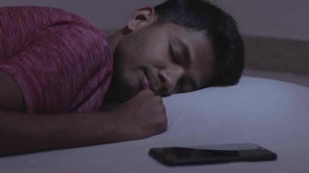 Koncepciója Mutatja Szabálytalan Alvás Vagy Alváshiány Okozta Mobiltelefon Fiatal Felnőtt — Stock videók