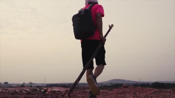 Türbanlı Sopalı Bir Adam Kum Tepecikleri Çölünde Yürüyor Düşük Çekim — Stok video