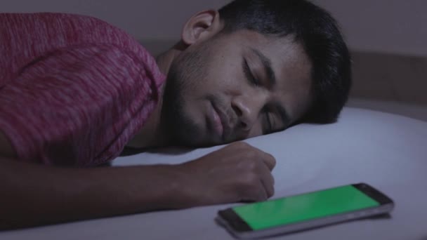 Jovem Adolescente Adormecido Conceito Mostrando Tocar Alarme Recebendo Mensagem Correio — Vídeo de Stock