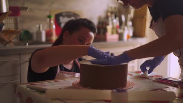 Fabricación Pasteles Celebración Trabajadores Presionando Alisando Capa Superior Glaseado Pasteles — Vídeos de Stock