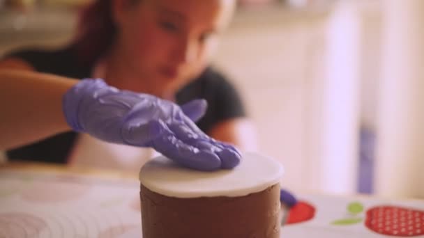 Feierkuchen Backen Arbeiter Setzen Fondant Zuckerguss Auf Die Spitze Des — Stockvideo