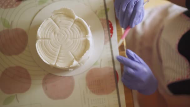 Feier Kuchen Backen Arbeiter Dekoration Zuckerguss Von Oben Nach Unten — Stockvideo