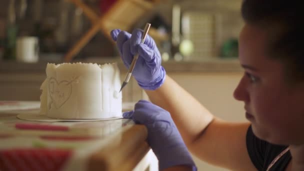 Fabricación Pasteles Celebración Detalle Decoración Glaseado Finura Trabajador Primer Plano — Vídeo de stock