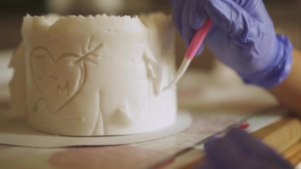 Fabricación Pasteles Celebración Detalle Glaseado Decoración Trabajadores Primer Plano — Vídeo de stock