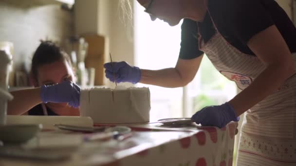 Viering Taart Maken Werknemer Schilderen Decoreren Fondant Glazuur — Stockvideo