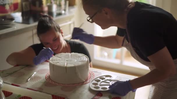 Feier Kuchen Backen Zuckerguss Dekoration Aufgemalt Von Arbeitern Nahaufnahme — Stockvideo