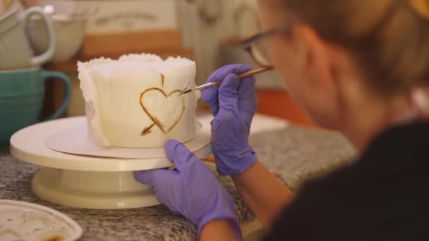 Ünnepi torta készítés, arany cukormáz szív dekoráció festett hölgy, közelkép