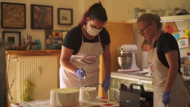 Feierkuchenbacken Arbeiter Bürsten Sahnehäubchen Auf Kuchen Der Werkstatt — Stockvideo