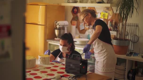 요리사들 작업장에서 케이크에 공기를 — 비디오
