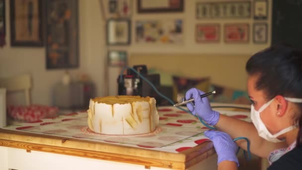 庆祝蛋糕的制作 工人们在车间里用刷子把糖霜抹在蛋糕上 — 图库视频影像