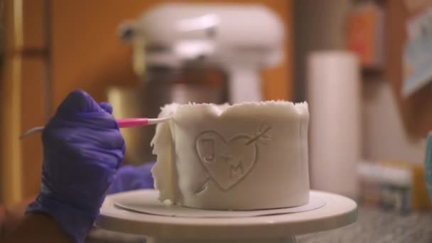 庆祝蛋糕的制作 工人的糖衣装饰 侧面特写 — 图库视频影像