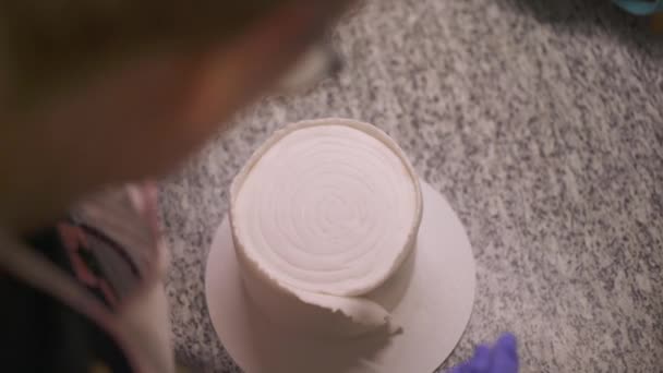 庆祝蛋糕制作 工人完成结冰装饰细节 自上而下 — 图库视频影像