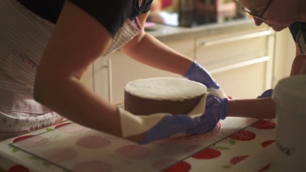 庆祝蛋糕的制作 工人们在蜡烛蛋糕的侧面涂上爱抚糖霜 — 图库视频影像