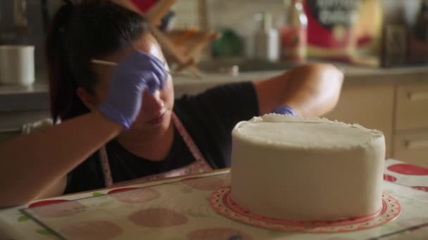 Fabricación Pasteles Celebración Decoración Glaseado Pintado Por Los Trabajadores Primer — Vídeos de Stock