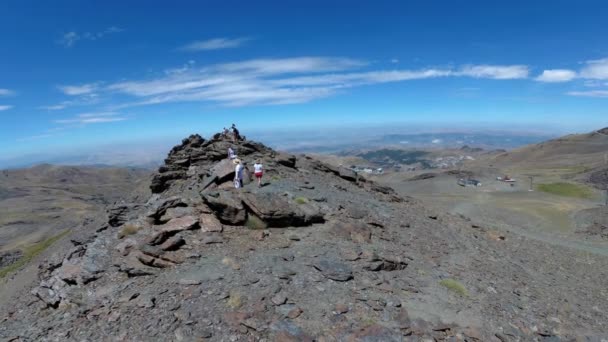 スペイングラナダ シエラネバダの夏の4Kは ドローンとアクション カムで上下から安定しています 旅やハイキングをしている人たちの — ストック動画