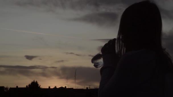 Silueta Mujer Sola Bebiendo Botella Agua Atardecer — Vídeos de Stock