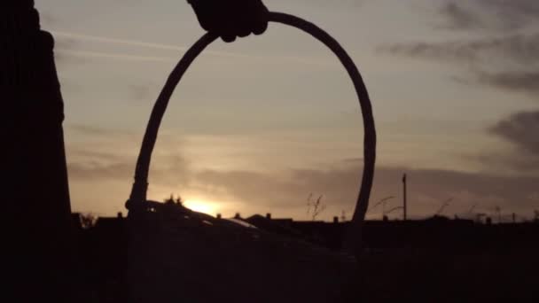 Silueta Mujer Llevando Cesta Campo Atardecer — Vídeos de Stock