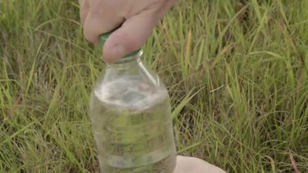 炭酸水のスパークリングボトルの手を開ける — ストック動画