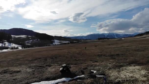 시골에서 드론을 날리는 — 비디오