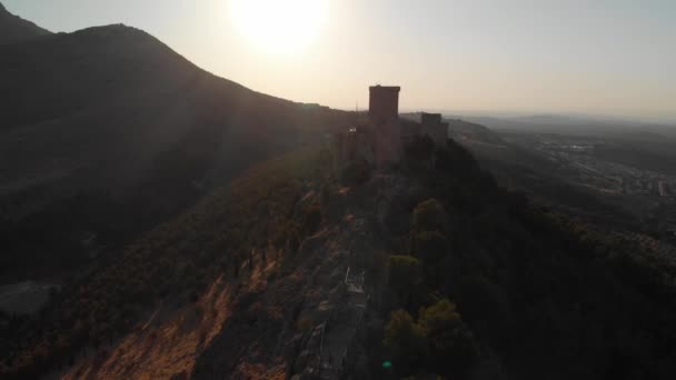 卡斯蒂略 西班牙贾恩城堡的飞行员 以及这个中世纪城堡的地面拍摄人员 也显示了贾恩市使用一台无人机和一个使用Nd过滤器的4K 24秒的动作摄像头 — 图库视频影像