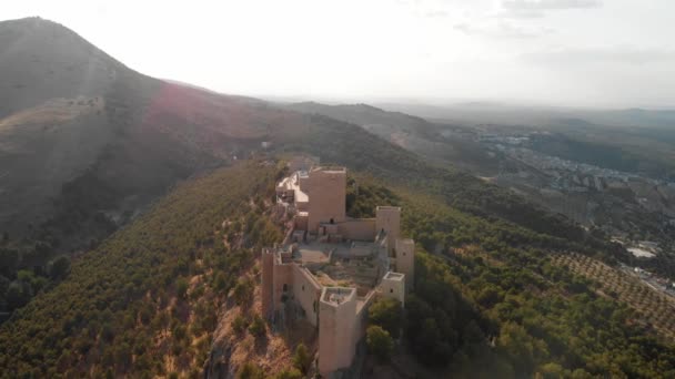 卡斯蒂略 西班牙贾恩城堡的飞行员 以及这个中世纪城堡的地面拍摄人员 也显示了贾恩市使用一台无人机和一个使用Nd过滤器的4K 24秒的动作摄像头 — 图库视频影像