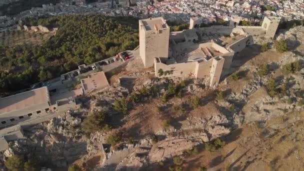 스페인자엔 플라잉 Castillo Jaen 오후에 성에서 촬영을 필터를 사용하여 24Fps — 비디오