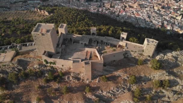 スペイン カスティロ ジャン Jean Castle夏の午後 この中世の城から飛んで地上で撮影しました 24FpsでNdフィルターを使用してドローンとアクションカメラで作られたJen市も示しています — ストック動画
