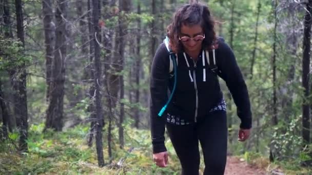 Дівчата Які Піднімаються Схилом Лісистій Місцевості Канаді Йдуть Слідом Пострілом — стокове відео