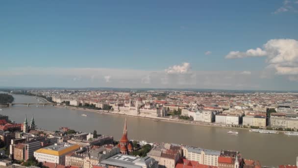 布达佩斯 匈牙利从上空乘坐一架使用Nd过滤器在4K 24秒内制造的Dji Mavic Air无人机飞行 — 图库视频影像