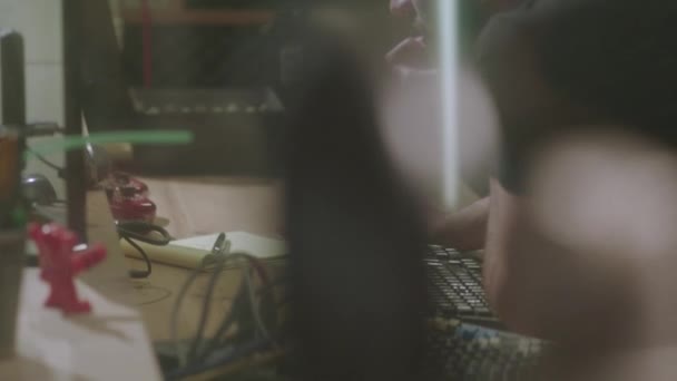 Dos Diseñadores Sonido Trabajan Hasta Tarde Estudio Edición Cámara Mano — Vídeo de stock