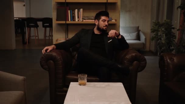 Varios Tragos Hombre Negocios Bebiendo Whisky Cerveza Elegante Bar Lado — Vídeo de stock
