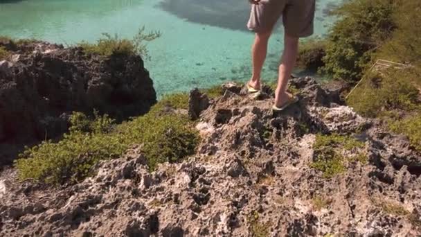 Tilt Πυροβολισμό Ενός Νεαρού Άνδρα Κάθεται Μπροστά Από Weekuri Λίμνη — Αρχείο Βίντεο