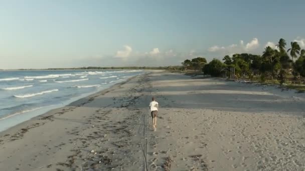 Delantero Dron Disparó Sobre Joven Corriendo Una Playa Arena Sumba — Vídeos de Stock