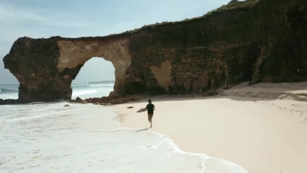 Drone Tiro Jovem Correndo Bawana Beach Direção Túnel Rocha — Vídeo de Stock