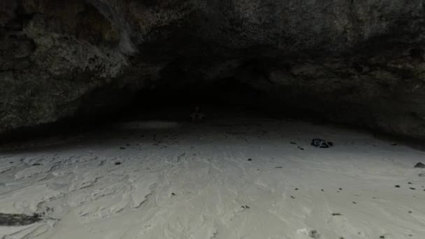 曇った夜にオロビーチで撮影された後方ドローン — ストック動画