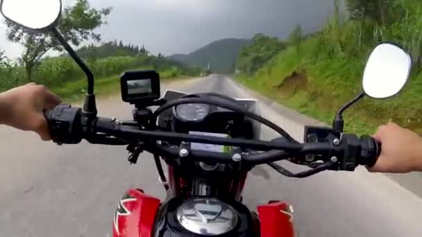 Vietnam Kuzey Dağlarının Fırtınalı Havasında Virajlı Yollar Boyunca Motosiklet Süren — Stok video