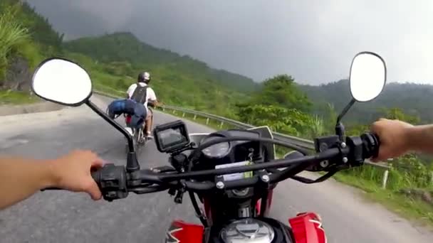 Borstbeeld Van Een Man Een Motorfiets Langs Kronkelende Wegen Het — Stockvideo