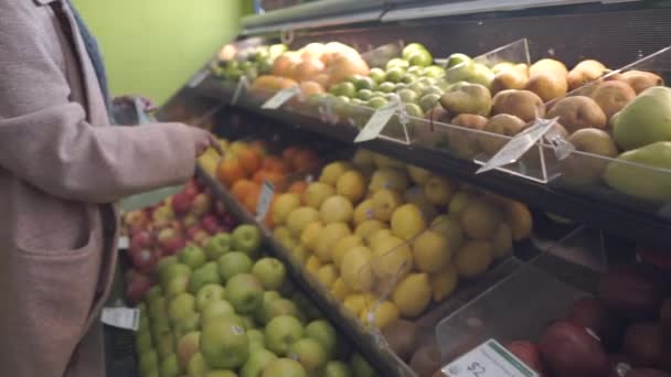 Acércate Atractiva Joven Afroamericana Que Elige Lima Supermercado Frutas Hortalizas — Vídeo de stock