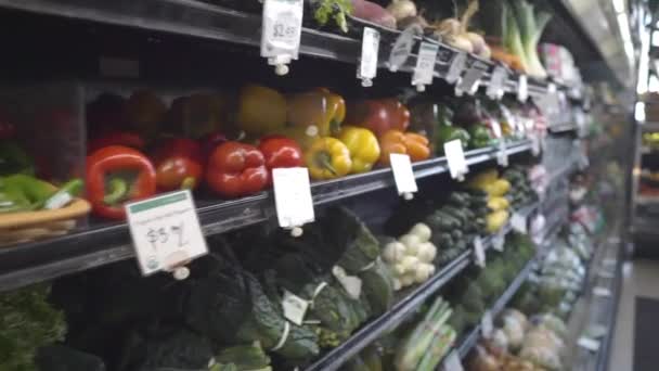 在超级市场 在有吸引力的杂货店市场慢慢地走进水果蔬菜市场 — 图库视频影像