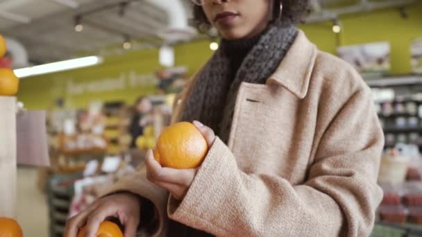 Markette Çekici Genç Afrikalı Amerikalı Kadın Turuncu Seçerken Süpermarkette Gülüyor — Stok video