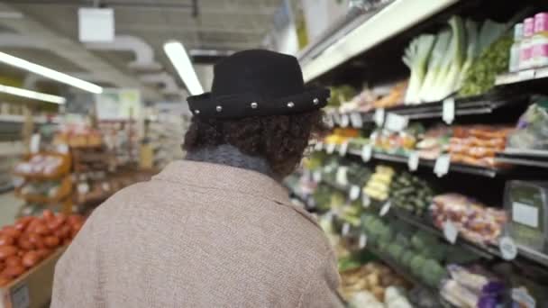Mujer Afroamericana Feliz Elige Salat Supermercado Mano Comida Chica Compras — Vídeos de Stock