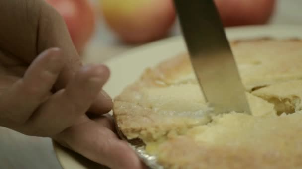 Cortar Una Porción Postre Pastel Manzana Con Cuchillo — Vídeos de Stock