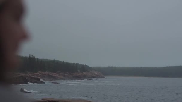 Rocky Atlantic Coast Maine Sisli Bir Sabahta Bir Kadının Omzunun — Stok video