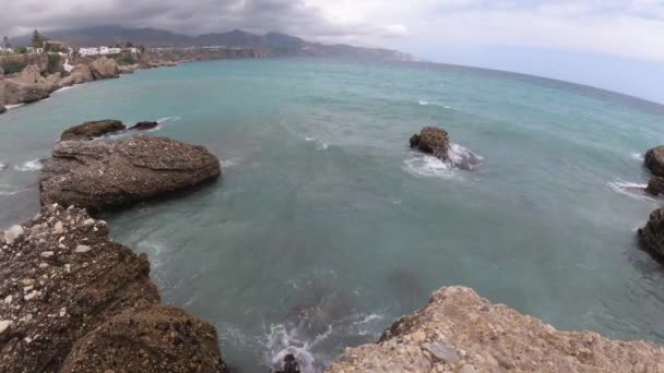 Hiszpania Plaża Nerja Malaga Letni Pochmurny Dzień Przy Użyciu Drona — Wideo stockowe