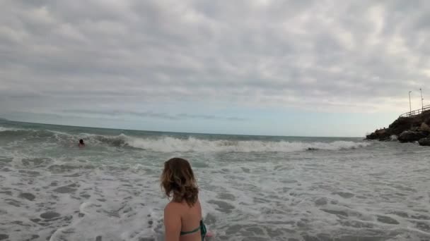 Spanien Malaga Nerja Strand Einem Bewölkten Sommertag Mit Einer Drohne — Stockvideo