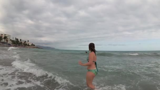 Spanien Malaga Nerja Strand Einem Bewölkten Sommertag Mit Einer Drohne — Stockvideo