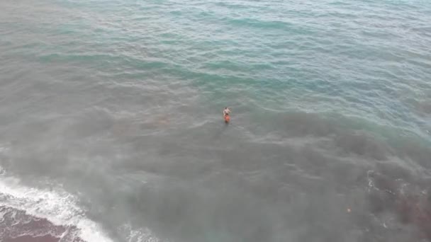 Hiszpania Plaża Nerja Malaga Letni Pochmurny Dzień Przy Użyciu Drona — Wideo stockowe