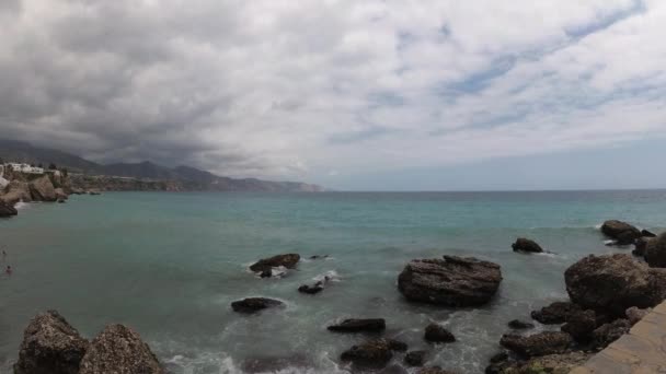 Espanha Praia Málaga Nerja Dia Nublado Verão Usando Drone Uma — Vídeo de Stock